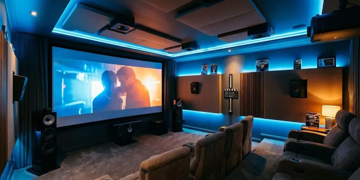 Heimkino mit Front-, Center-, Surround- und Deckenlautsprechern für Dolby Atmos