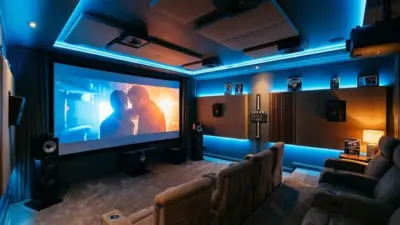 Heimkino mit Front-, Center-, Surround- und Deckenlautsprechern für Dolby Atmos