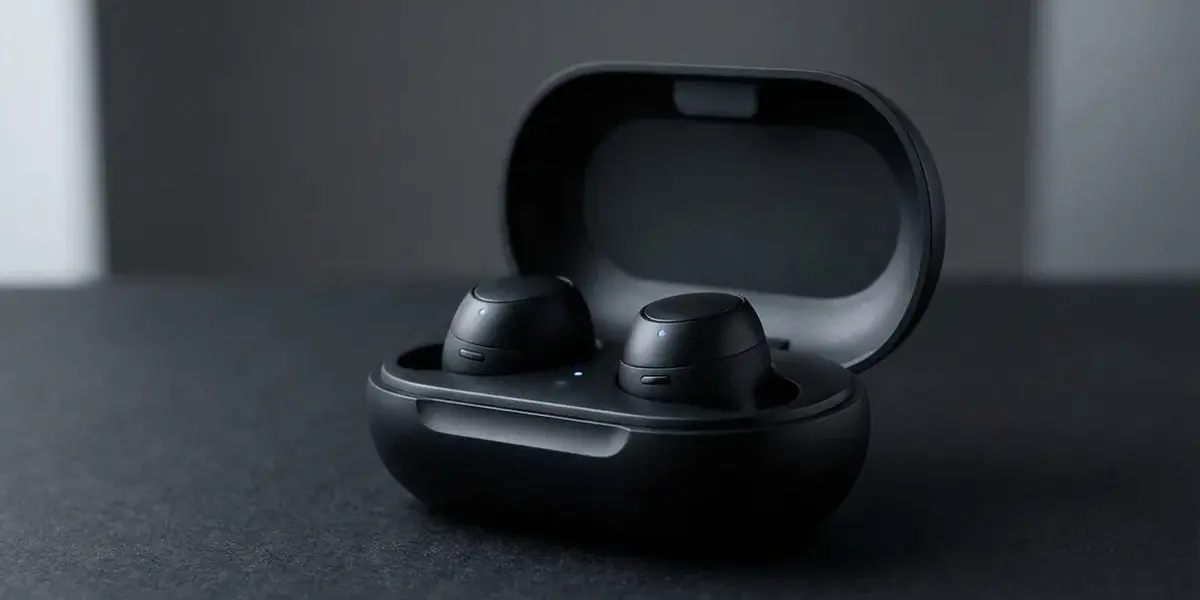 True-Wireless-Ohrhörer im Ladecase mit visualisierter Bluetooth-Verbindung