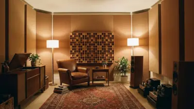 Hörraum mit Absorberpaneelen an den Wänden, Bassfallen in den Ecken und Diffusor