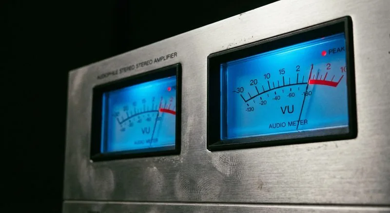 VU-Meter eines Stereo-Verstärkers zeigen hohe Aussteuerung